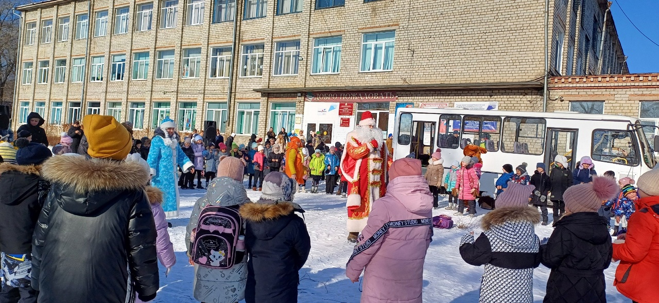 Новогодний праздник на территории школы.